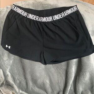 Under Armour Women's Black shorts size xxl.  Pockets euc